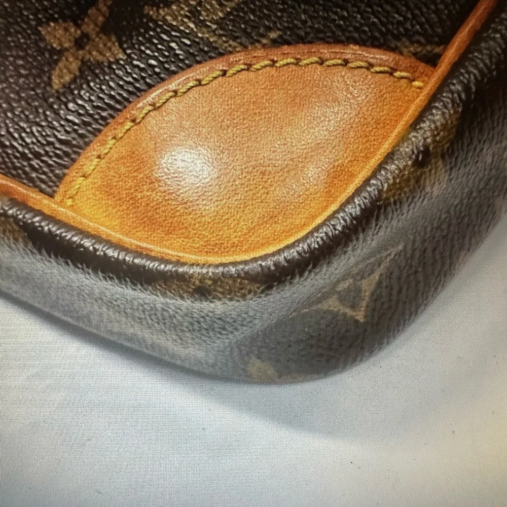 Louis Vuitton Vintage Danube Monogram Shoulder or Crossbody Bag Unisex - Picture 13 of 15